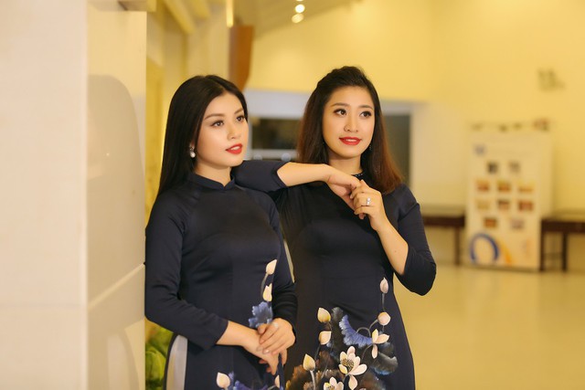 Tối qua, sao mai Thu Hằng cùng chị gái của mình là sao mai Bích Hồng lần đầu đứng chung trên sân khấu song ca ca khúc Đừng quên câu dân ca, ca khúc mà hai chị em vừa thực hiện MV chung nhận được rất nhiều lời khen ngợi.