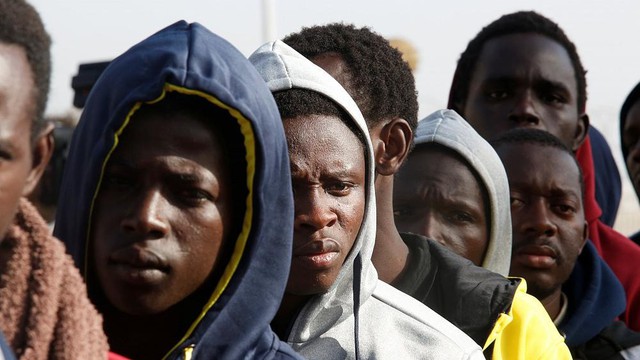 Người Gambia qua Libya di cư kh&ocirc;ng th&agrave;nh tập trung để được trở lại qu&ecirc; hương. Ảnh: Reuters.