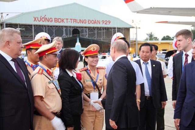 Đại úy Đỗ Thị Thu Thủy được Tổng thống Nga Vladimir Putin bắt tay cảm ơn khi chuẩn bị lên máy bay về nước.