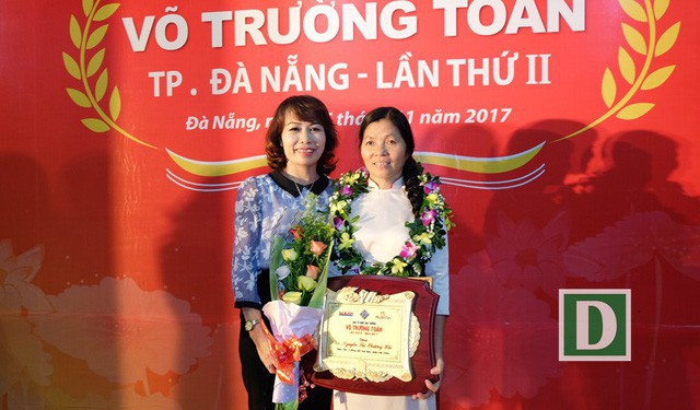 
Cô Nguyễn Thị Phượng Hải (bên phải) cùng cô Lê Thị Thu Lan - Hiệu trưởng Trường Mầm non Hoa Ban trong ngày cô Hải nhận Giải thưởng Võ Trường Toản 2017.
