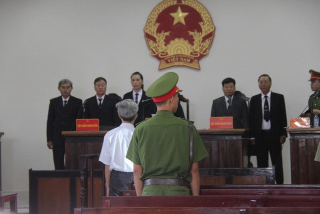 
Phiên tòa sơ thẩm xét xử Nguyễn Khắc Thủy dâm ô với trẻ em ngày 17-11.
