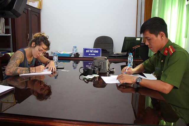Công an làm thủ tục trao trả tài sản lại cho nữ du khách Pháp