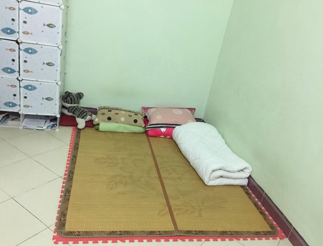 Vợ chồng chị Hạnh quyết ngủ sàn nhà, ở nhà không nội thất để chờ mua đồ giảm giá ngày Black Friday
