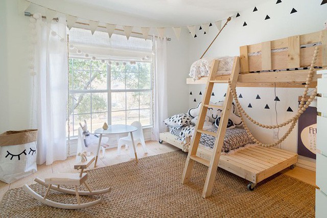 Một phòng ngủ đơn giản nhưng rất đẹp, đủ không gian cho cả 2 đứa trẻ.