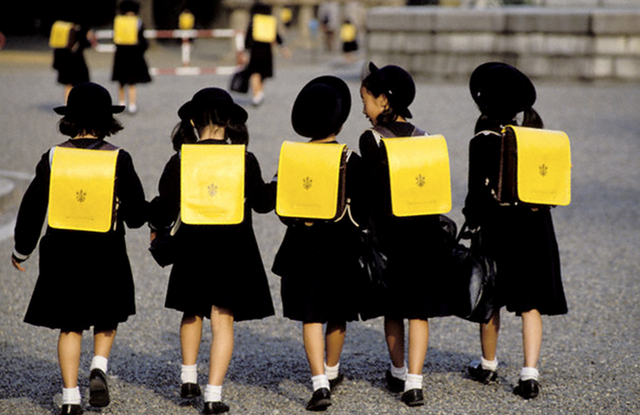 Lâu nay, trẻ em Nhật Bản vẫn tự đi bộ tới trường.