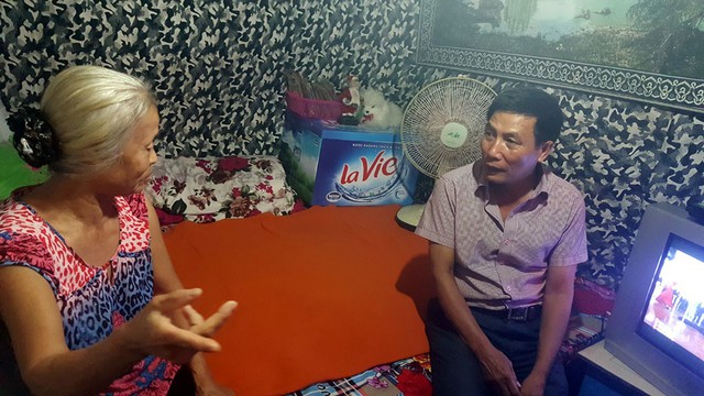 Ông Nguyễn Văn Bình, tổ trưởng tổ dân phố số 3, phường Phúc Xá đến thăm các gia đình chuyển lên bờ sinh sống