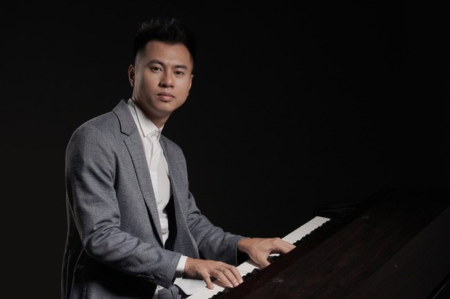 Dương Cầm là tác giả của Mong anh về và là một nhạc sĩ đắt show ở Hà Nội.