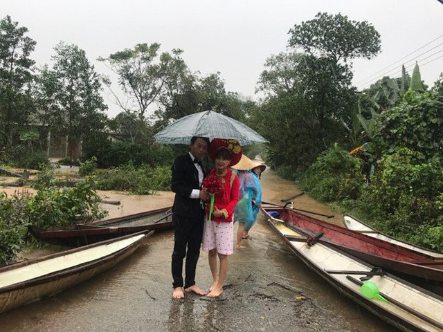 C&ocirc; d&acirc;u mặc quần cộc trong đ&aacute;m cưới thu h&uacute;t sự ch&uacute; &yacute; của d&acirc;n mạng.