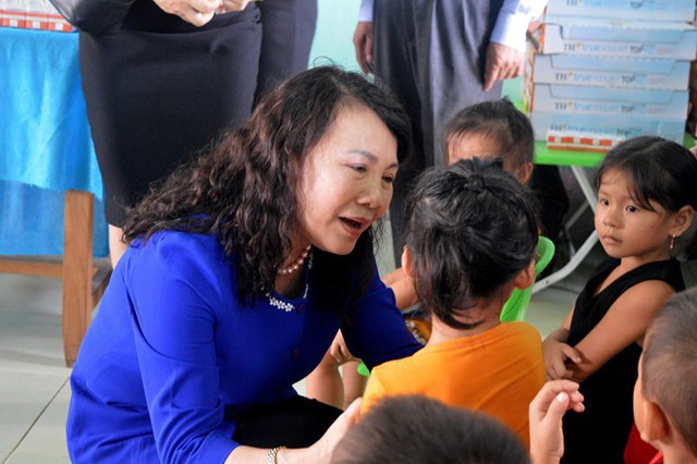 Thứ trưởng Nguyễn Thị Nghĩa thăm hỏi học sinh tại trường Mầm non xã Quảng Phú. Ảnh: Văn Được.