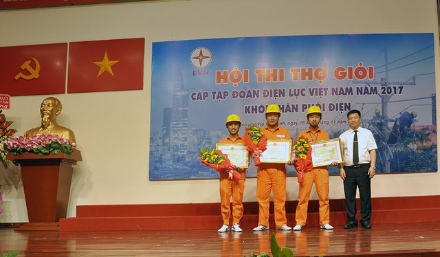 &Ocirc;ng Khuất Quang Mậu - Ủy vi&ecirc;n BCH Tổng li&ecirc;n đo&agrave;n lao động, Chủ tịch c&ocirc;ng đo&agrave;n Điện lực Việt Nam trao Bằng khen cho đại diện c&aacute;c đội đạt giải Nhất  