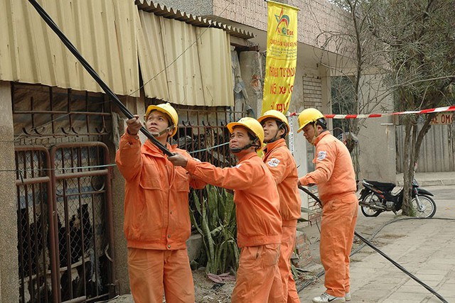 EVN HANOI tiếp nhận lưới điện hạ &aacute;p n&ocirc;ng th&ocirc;n