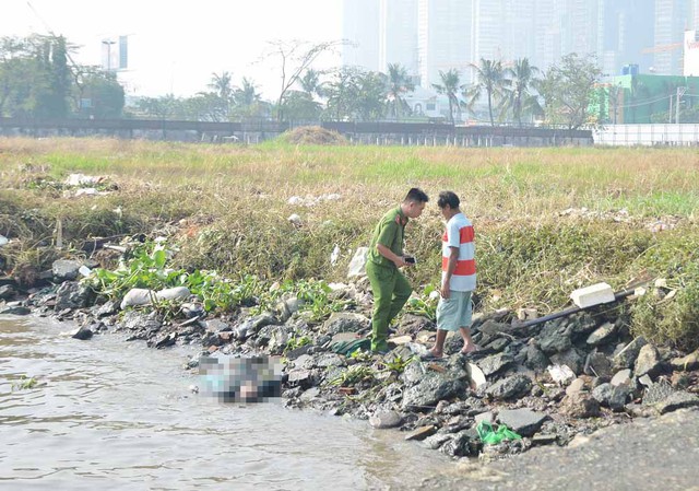 Hiện trường phát hiện xác người trên sông Sài Gòn