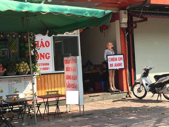 Biển hiệu độc đ&aacute;o h&uacute;t kh&aacute;ch của qu&aacute;n ch&aacute;o l&ograve;ng