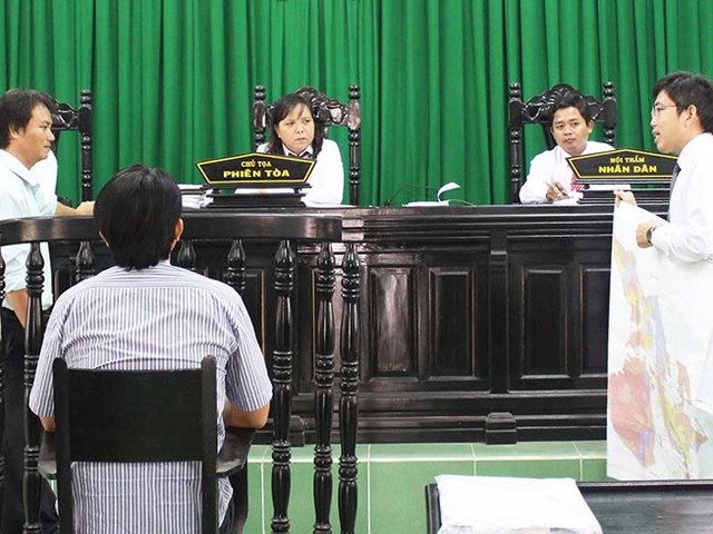 
Luật sư bào chữa cho ông Nguyễn Thái Đắc phân tích bản đồ, một trong những căn cứ buộc tội luật sư cho là không có giá trị pháp lý.
