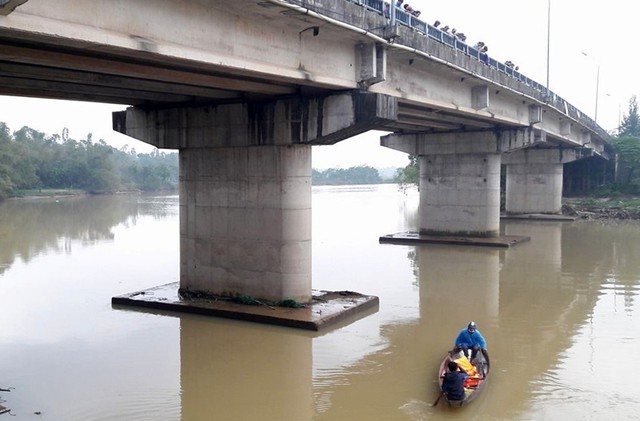 Lực lượng chức năng tìm kiếm thi thể nạn nhân.