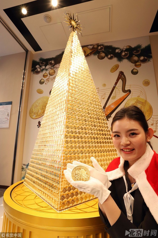 Cây Noel hình kim tự tháp được kết nối bằng những đồng tiền vàng.