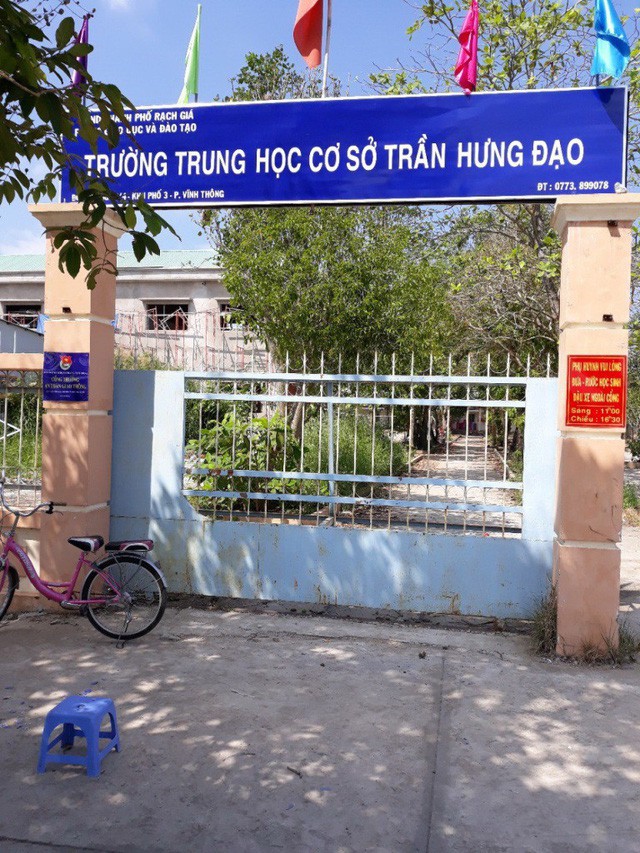 Hiệu trưởng trường THCS Trần Hưng Đạo cho biết, sẽ phê bình các học sinh đứng xem và quay clip vụ 2 nữ sinh lớp 9 đánh 3 nữ sinh lớp 7 trong trường