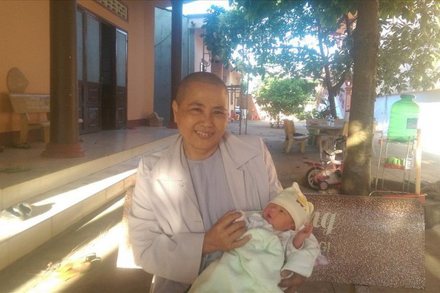 Bé sơ sinh đang được các ni sư chùa Bảo Quang chăm sóc