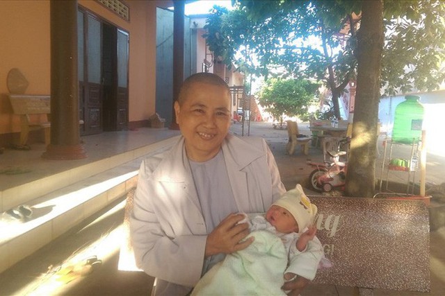 B&eacute; sơ sinh đang được c&aacute;c ni sư ch&ugrave;a Bảo Quang chăm s&oacute;c