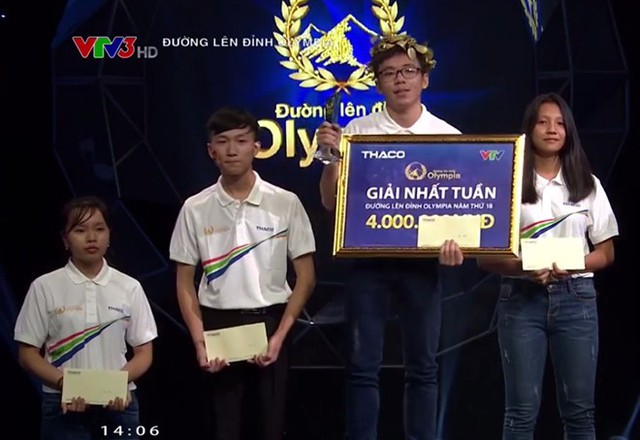 Quang Huy nâng cao chiếc cúp lưu niệm dành cho thí sinh giành giải nhất tuần. Ảnh chụp màn hình.