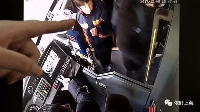 B&eacute; trai bước l&ecirc;n xe 1 m&igrave;nh v&agrave; tự t&igrave;m chỗ ngồi đợi mẹ.
