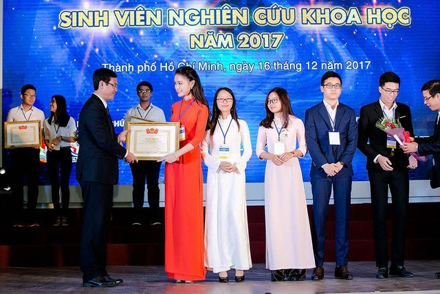 Người đẹp Phùng Bảo Ngọc Vân nhận giải thưởng Sinh viên nghiên cứu khoa học năm 2017.