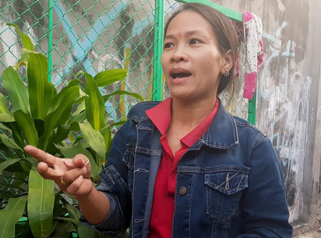 
Chị Thảo kể thời điểm nghe tiếng động từ phòng nạn nhân. Ảnh: Lê Trai
