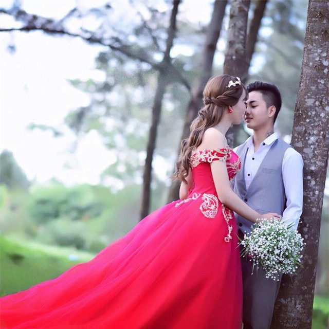 H&ocirc;n lễ c&oacute; ch&uacute; rể nữ, c&ocirc; d&acirc;u l&agrave; nam: Sau 1 th&aacute;ng 2 ng&agrave;y y&ecirc;u nhau cặp đ&ocirc;i đ&atilde; đ&ograve;i cưới! - Ảnh 1.