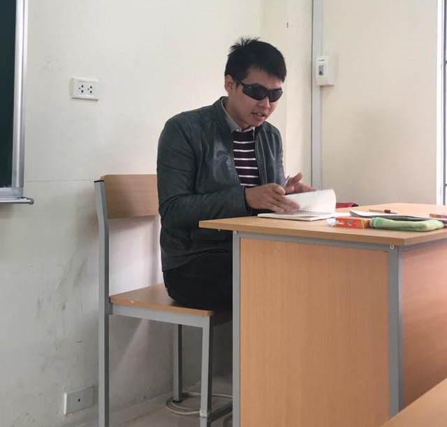 H&igrave;nh ảnh thầy L&ecirc; Việt Ho&agrave;ng đeo chiếc k&iacute;nh r&acirc;m quen thuộc với học sinh trong c&aacute;c giờ kiểm tra.