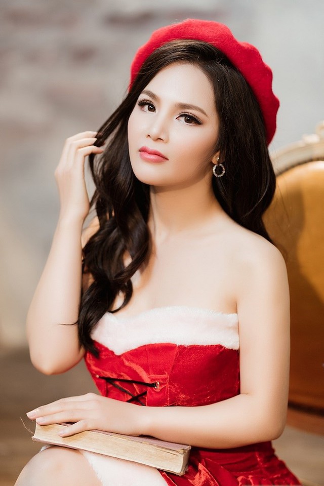Trong bộ ảnh mới nhân dịp Noel, cô gái đến từ vùng đất Kinh Bắc, giải Ba dòng nhạc dân gian Sao mai 2017 khiến khán giả bất ngờ khi hóa gợi cảm với hình ảnh cô gái Noel.