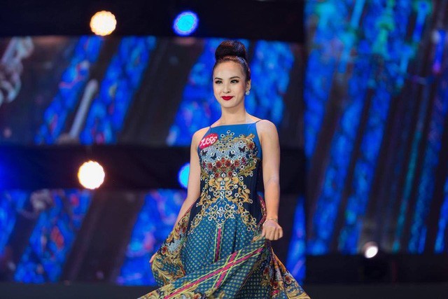 Nữ sinh Nguyễn Thị Quỳnh Nga trình diễn áo dạ hội trong đêm chung kết Hoa khôi Sinh viên Việt Nam