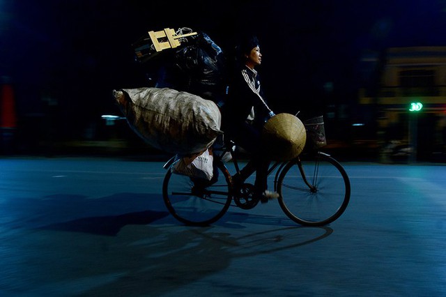 Sương xuống, ban đ&ecirc;m nhiệt độ ngo&agrave;i trời chỉ dưới 10 độ C, nhưng nhiều người phải ra đường l&agrave;m việc. Ảnh: VnExpress