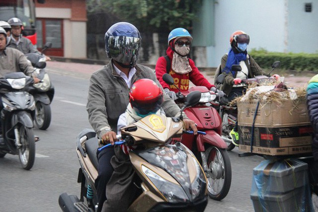 
Thời tiết lạnh gi&aacute; đột ngột ở miền Nam khiến c&aacute;c em nhỏ mệt mỏi, ngủ gục tr&ecirc;n đường đến trường
