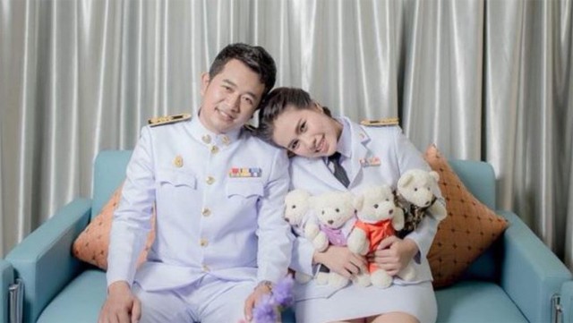 
Ronnachai v&agrave; Nontiya trong bộ ảnh cưới.
