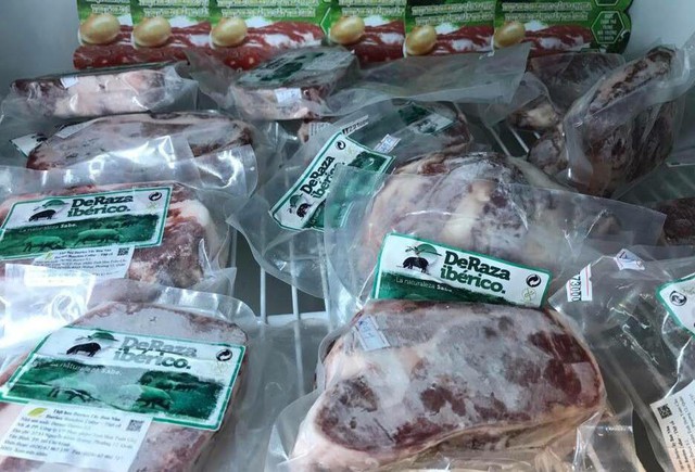 Giới nhà giàu Việt đang chuộng mua các loại thịt lợn đen Tây Ban Nha về ăn Tết dù giá của chúng khá đắt đỏ
Chị Phương cho hay, thịt thăn lợn đen đắt nhất, lên tới 1 triệu đồng/kg; riêng cổ và sườn lợn đen giá chỉ từ 400.000-500.000 đồng/kg.

Theo chị Phương, thường thì khách mua thịt lợn đen Iberico tươi không phải đặt trước vì lúc nào cửa hàng cũng có sẵn, nhưng những dịp cận Tết, lượng khách đặt mua tăng lên đáng kể. Đây là loại được mệnh danh ngon nhất thế giới vì chúng được nuôi chăn thả tự nhiên dưới đồng cỏ với thức ăn chính là quả sồi, quả oliu và các loại thảo quả, nên nhiều gia đình muốn mời khách trong dịp Tết tới.

Không chỉ tranh nhau đặt mua thịt lợn đen, giới nhà giàu Việt còn mạnh tay chi tiền mua đùi lợn Iberico muối.

“Bình thường, khách hay mua loại đùi lợn muối do nghệ nhân Tây Ban Nha thái lát mỏng sẵn, nhưng đợt này khách lại mua nguyên đùi nhiều hơn”, chị nói. Mỗi chiếc đùi lợn muối nặng từ 8-10kg, giá loại rẻ nhất là 8,5 triệu đồng, loại thượng hạng gần 25 triệu đồng.

Dù giá cao nhưng theo chị Phương, lượng khách đặt mua dịp này tăng gấp 5-6 lần ngày thường. Cuối tuần vừa rồi, chỉ trong một ngày mà chị bán được 5 chiếc đùi lợn muối, chưa kể lượng thịt lợn muối thái sẵn. Một khách vip dưới Hải Phòng còn lái xe cả 100 km lên Hà Nội, tới cửa hàng chị mua liền 2 chiếc đùi lợn muối với giá gần 50 triệu đồng để làm tiệc tất niên cuối năm và ăn Tết.




Có đại gia còn chi tới 50 triệu đồng để mua 2 chiếc đùi heo muối về ăn Tết

