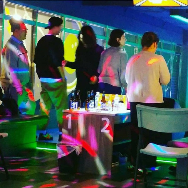 Song Joong Ki và bà xã Song Hye Kyo đi chơi Giáng sinh cùng bạn bè tại một câu lạc bộ bowling.