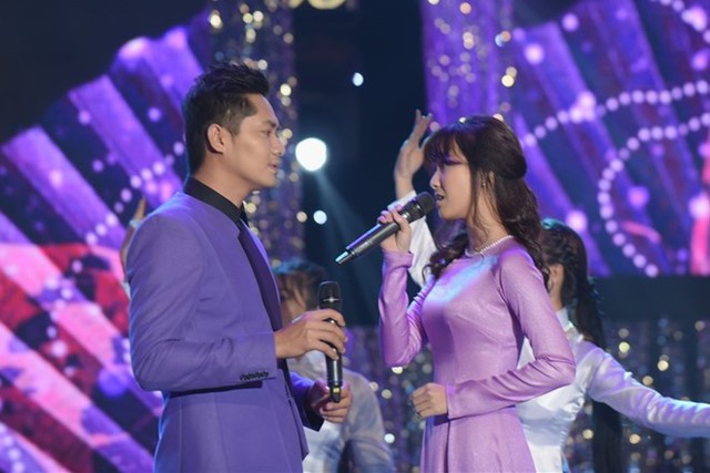 Jang Mi và Minh Luân bị nhắc nhở chỉ mãi ngắm nhìn nhau mà không giao lưu với khán giả.