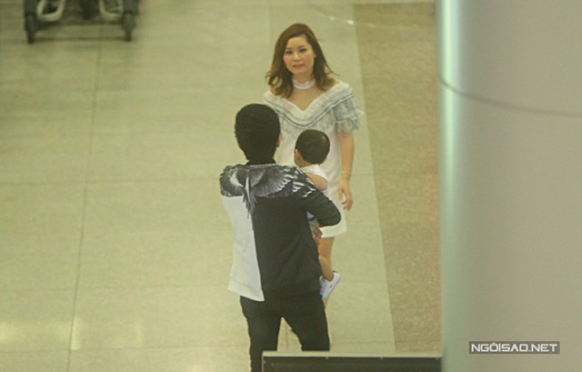 Mặc dù vừa trải qua chuyến bay dài từ Mỹ về TP HCM nhưng doanh nhân Thuỷ Tiên rất hạnh phúc khi được ông xã - ca sĩ Đan Trường vào tận khu vực lấy hành lý để đón cô và con trai.
