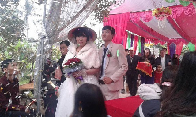 Ch&uacute; rể sinh năm 1992 được cho l&agrave; cưới c&ocirc; d&acirc;u ngo&agrave;i 40 tuổi.