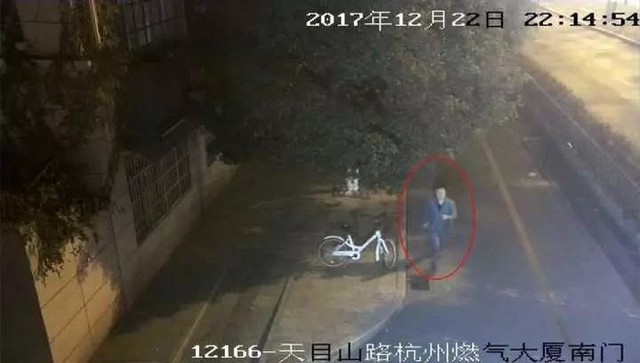 Camera ghi lại được cảnh anh Lư chạy tr&ecirc;n đường như đang đuổi theo bọn cướp