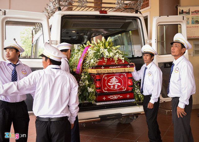 Sáng 29/11, linh cữu của diễn viên Thiên Lộc được đưa đến nghĩa trang Phúc An Viên, quận 9, TP.HCM hỏa táng. Trước đó, linh cữu được đặt tại chùa Pháp Thường, Nhơn Trạch, Đồng Nai.