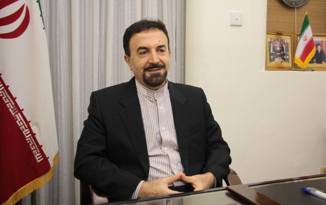 Đại sứ Saleh Adibi cho hay saffron được ví như loại vàng đỏ vì giá của nó vô cùng đắt đỏ
Theo ông Saleh Adibi, các vị giáo sư, cũng như những nhà nghiên cứu trong lĩnh vực y học cổ truyền của Iran đã đưa ra rất nhiều những nghiên cứu khoa học chứng minh được công dụng tuyệt vời của saffron. Ví như, chúng có tác dụng làm thông mạch và rất tốt cho các bệnh nhân bị bệnh động mạch vành; những bệnh nhân mắc bệnh tim mạch. Thế nên, saffron được sử dụng để chế biến các món ăn trong gia đình, làm nguyên liệu sản xuất thuốc trong lĩnh vực y học. Đặc biệt, chúng còn có công dụng làm đẹp.
“Hiện saffron của Iran đã được một công ty ở Việt Nam nhập khẩu chính ngạch để về bán”, ông Saleh Adibi cho hay.
Song, vị đại sứ Iran cũng chia sẻ, những mặt hàng có giá trị cao thường sẽ bị làm giả. Ví như vàng có vàng thật, vàng giả; kim cương cũng có loại thật và loại giả,... Do đó, saffron - loại hàng hóa có giá tới mấy trăm triệu đồng/kg, được ví như “vàng đỏ” - cũng có loại thật loại giả.
Chính vì có giá đắt đỏ nên mặt hàng này thường bị làm giả
“Trên thị trường có những hình thức làm giả và nhuộm màu saffon. Họ thường dùng những loại như bột nghệ, cộng với một thực vật khác, hòa cùng với một loại hóa chất để tạo màu làm giả saffron”, vị đại sứ tiết lộ.
Ông Saleh Adibi cũng cho biết, ở Iran, người dân thường dùng saffron để nấu cơm. Cơm được trộn với saffron thường cho ra một màu vàng tươi rất tự nhiên; các loại saffron giả trộn với gạo cũng ra được màu gần giống vậy, nhưng nếu để ý kỹ thì màu của nó sẽ không tự nhiên giống như saffron thật. Tuy nhiên, vì saffron là là một sản phẩm được người Iran sử dụng hàng ngày nên họ dễ dàng nhận biết được đâu là thật, đâu là giả.
“Saffron là mặt hàng còn khá mới mẻ với người tiêu dùng Việt, do đó cần cẩn trọng khi mua sản phẩm saffron. Nên mua những loại saffron có nguồn gốc xuất xứ rõ ràng tại các đơn vị nhập khẩu chính thức từ Iran. Bởi những sản phẩm đó ngoài việc được chính các công ty tại Iran đảm bảo thì còn có giấy phép chính thức của Chính phủ Việt Nam, cũng như được các cơ quan có thẩm quyền tại Việt Nam công nhận”, vị đại sứ Iran chia sẻ thêm.
Trong khi đó, bác sĩ Trần Châu Quyên (Viện Dinh Dưỡng) cũng chia sẻ, do quý hiếm và đắt đỏ nên saffron rất dễ bị làm giả bằng cách dùng hoá chất để nhuộm màu hoặc tạo mùi hương. Những hoá chất này thường rất độc và có hại cho sức khoẻ. Vì vậy, người tiêu dùng cần hết sức cẩn trọng khi mua saffron, bởi nếu mua phải hàng giả, hàng kém chất lượng thì có thể xảy ra hậu quả đáng tiếc với sức khoẻ.
Thực tế, ghi nhận của PV trên thị trường cho thấy, mặt hàng saffron đang được quảng cáo khắp nơi, nhất là trên các trang mạng xã hội với giá dao động từ 250-500 triệu đồng/kg tùy loại tùy xuất xứ, thậm chí có loại giá lên tới 650 triệu đồng/kg.
Song, đa phần các đầu mối bán saffron đều cho biết, một lượng lớn saffron bán trên thị trường Việt hiện nay là hàng xách tay. Trong khi đó, nếu về qua con đường xách tay thì hàng hóa không bị kiểm tra, kiểm dịch cũng như các loại chứng nhận về chất lượng hàng hóa của cơ quan chức nặng.
Theo Bảo Phương
Vietnamnet