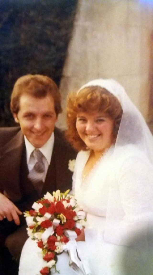 Ảnh cưới của bà Julie và ông Bob nhiều năm về trước.