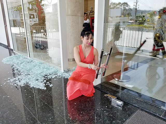 Tay nắm cửa còn nguyên vẹn sau vụ nổ.