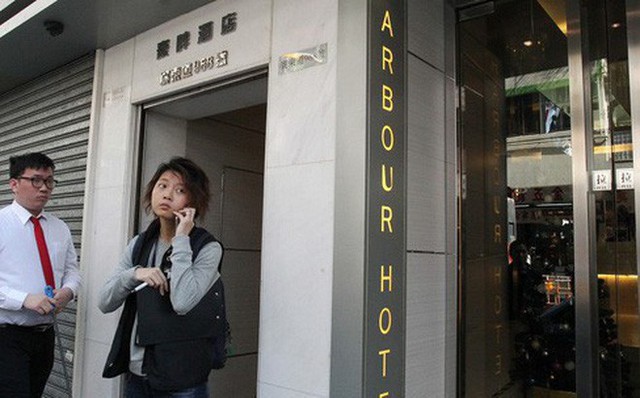 Một nhân viên cảnh sát tại khách sạn Harbour, nơi bị cáo giấu thi thể thiếu nữ 15 tuổi. Ảnh: SCMP