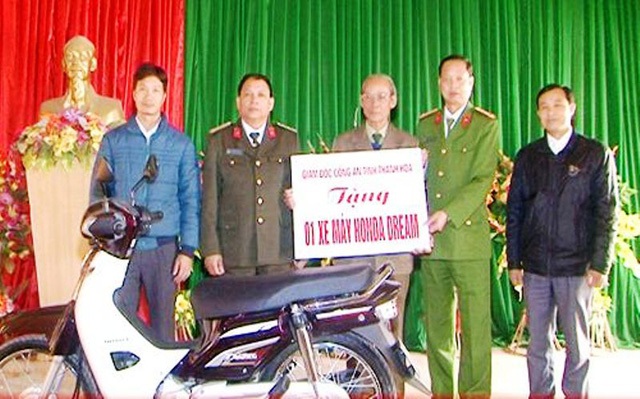 
Ông Chiêng vinh dự được Giám đốc Công an tỉnh Thanh Hóa tặng một chiếc xe máy
