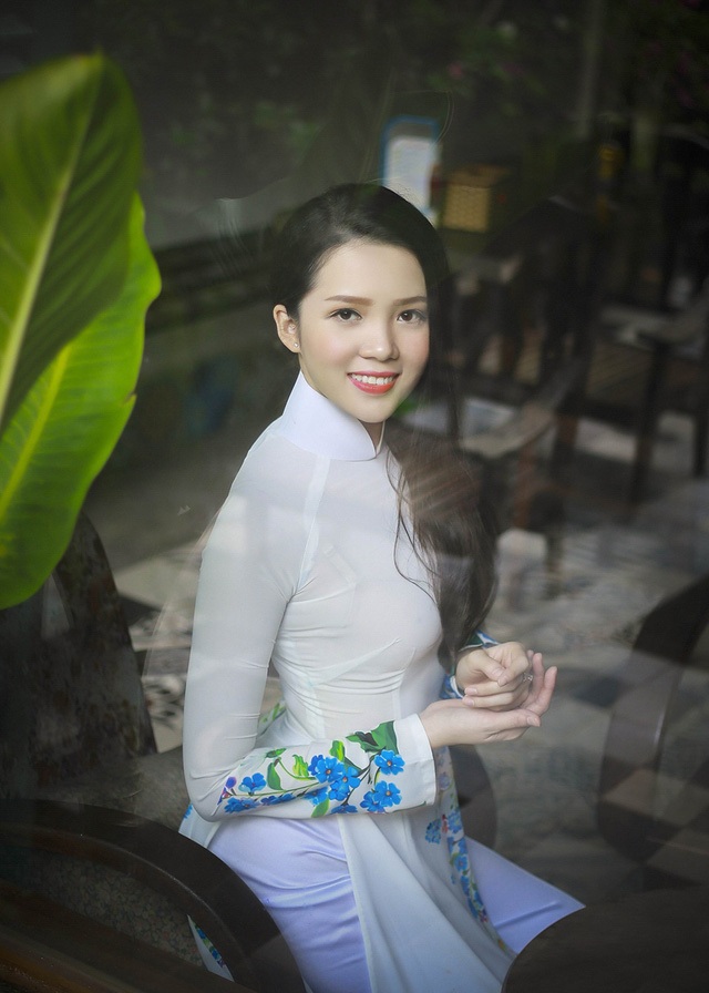 Người đẹp chọn tà áo trắng trong bộ ảnh đón Xuân bở cô thích sự đơn giản, nhẹ nhàng.