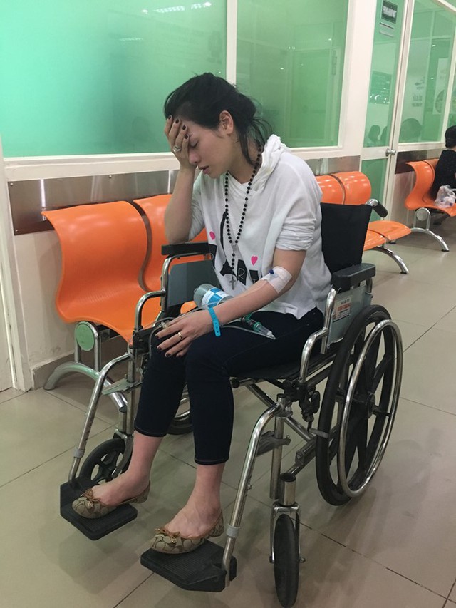 
Lúc mới nhập viện, nữ ca sĩ phải ngồi xe lăn để truyền thuốc và đi lại.
