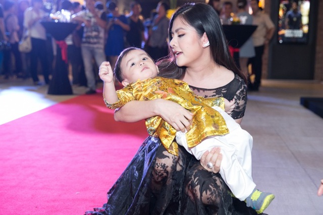 Tại sự kiện diễn ra ở TP HCM, Vân Trang thích thú ẵm bé Py. Cô gọi cậu bé là con và thân mật xưng là mẹ Trang. 