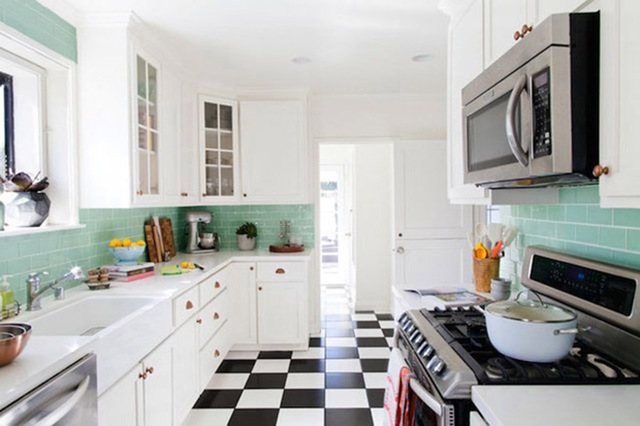 Chỉ với 3 thay đổi nhỏ: tường bếp được thay bằng màu xanh thay vì màu trắng tẻ nhạt, đơn điệu, các tay nắm tủ bếp được thay bằng đồng tạo điểm nhấn sang trọng, và bổ sung thêm vài phụ kiện cho nhà bếp. Phòng bếp giờ đã trở nên khác biệt hoàn toàn.